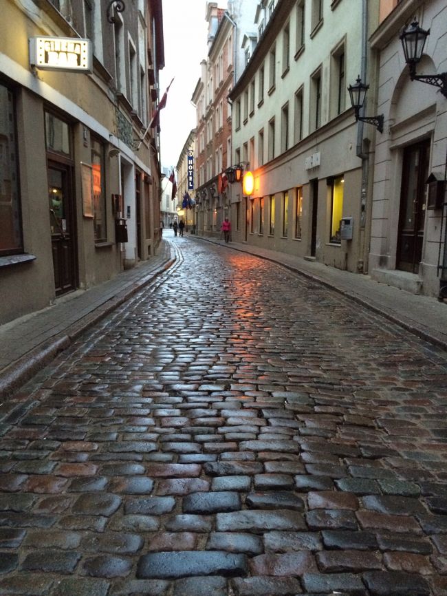 ご飯を食べている間に少し雨が降ったようです。<br />石畳は濡れても絵になるなぁ〜。<br /><br />それにしてもこの日のリガは寒かった。<br />気温10度くらい。<br />前日のリトアニアは25度くらいあったので、体がついていかない。<br />翌日はいい天気になりますようにと祈りながら就寝しました。