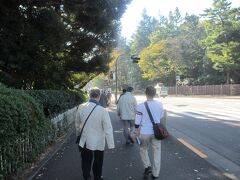 信濃町駅から絵画館へ。秋の気配の深まりを感じつつ歩く。