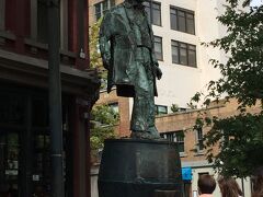 スラムっぽいエリアを抜けてギャスタウンにやってきました。
ギャスタウンの街の発祥となったパブの経営者、おしゃべりジャックの銅像が立っています。

