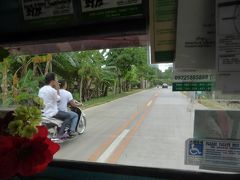 幹線道路で待ち。

すぐにトライシクルが捕まって。

地元の女の子と相乗り。