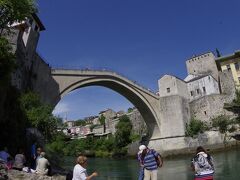 スタリモスト橋

モスタルでお昼をかねて2時間くらい自由時間だったが、その前に歴史についての短いムービーを見せてくれた

この橋も砲撃を受けて復元されたもの