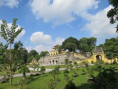 しつこいバイタクを避けてタンロン城の東側に行ったら入口が閉まっていた。
西側からしか入れないそうだ（涙）