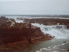 カナダ側のオネイダ・タワーよりアメリカ滝を見ます。右の島がゴート島です。