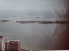 CNﾀﾜｰよりｵﾝﾀﾘｵ湖を望みます｡(右よりのびる島はワーズ島　奥はトミー・トンプソン島（公園）です。)