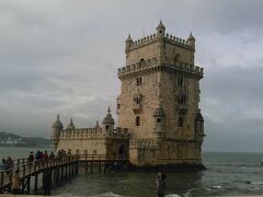 　まずは「テージョ川の公女　ベレンの塔」
　16世紀、テージョ川を行き交う船を監視し、河口を守る要塞として建てられた見張り塔です。大航海時代、長く危険な航海を終え、無事に帰り着いた船乗りたちを温かく迎え入れる、故郷のシンボル的存在だったそうです。写真だけ撮って移動。