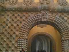 　道幅が狭いので、小型バスに乗り換えてシントラ宮・ペナ宮へ向かいます。
　シントラは夏の避暑地として王侯貴族に愛され、英国詩人バイロンが「エデンの園」と讃えた街です。自然と美しく調和した歴史あるロイヤル・リゾートです。
　歴代の王が栄華と美意識を誇示するため、趣向を凝らして増改築を繰り返したため、多様な建築様式が混然一体となった複合建築が完成したそうです。