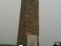 　ユーラシア大陸最西端、ロカ岬。最果ての岬の突端にある十字架。
　「高さ144ｍの断崖絶壁が厳然と大西洋に突き出す迫力の景観」を見たかったのですが、生憎のお天気で残念。でもツアー客の中には「最西端到達証明書」を
14ユーロ？も出して、もらっている方もいました。見せていただくと、古典的な飾り文字で、名前と日付が書かれ、ロウ印が押されていました。



　
　
　