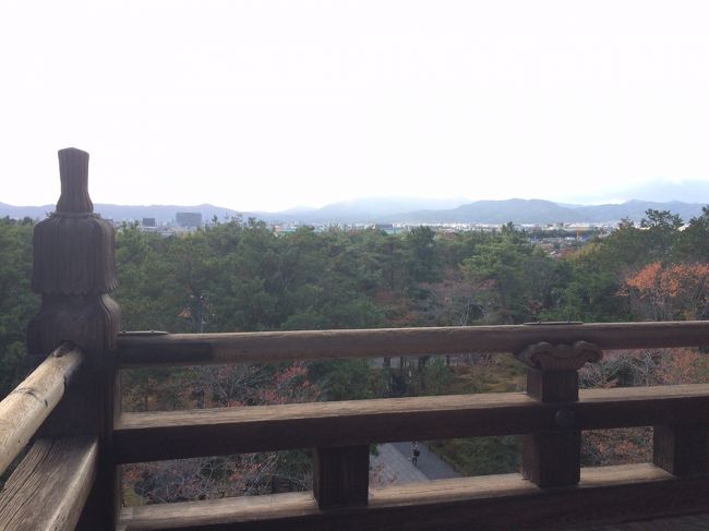 京都駅方面 霞んでいるのでイマイチ<br /><br />かの有名な石川五右衛門が  <br />絶景かな絶景かな<br />とこの三門からの景色を見て言ったと言われてるそうですが、<br />今回のバスツアーの添乗員さんのお話だと<br />石川五右衛門の時代にはこちらの三門は無かったとか、、、、