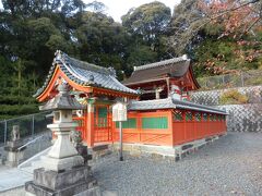 続いて水度神社から北西へ1.5km，城陽市久世芝ヶ原の久世神社．
創建年代は不明，祭神は日本武尊．境内拝観自由．
本殿は室町前期の建造，一間社流造，檜皮葺，国重要文化財．