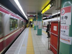 泉岳寺で京急からの電車に乗換え。浅草線内を快速運転するものでした。