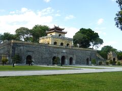 ホテルにチェックイン後、タクシーでタンロン遺跡へ。
旧皇城の瑞門。