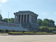 歩いてホーチミン廟へ。灼けつくような太陽。