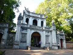 タクシーで文廟へ