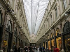 先ずは1847年に完成したガラスを使った屋根のアール・ヌーヴォー建築として知られているショッピングアーケード、「ギャルリー・サン・チュベール」を訪ねます。
おっ！確かにこの流れるような曲線美はアール・ヌーヴォじゃとはしゃぎます。

そもそもアール・ヌーヴォーとは何かというと....
1890年代から1910年頃に隆盛を極めた芸術様式で絵画・彫刻といった美術作品から建築、家具、工芸品、室内装飾、ファッションに至るまで日常生活のあらゆる領域に取り入られてます。
そのアール・ヌーヴォーが生まれるきっかけとしてジャポニスム（日本趣味）が大きく影響し、植物、昆虫など自然のモチーフが積極的に取り入れたことでアール・ヌーヴォーの作品は曲線的、しかもその曲線も息づいているようなうねりのあるフォルムになっていることが特徴と言われてます。
アール・ヌーヴォー(Wikipedia)
https://ja.wikipedia.org/wiki/%E3%82%A2%E3%83%BC%E3%83%AB%E3%83%BB%E3%83%8C%E3%83%BC%E3%83%B4%E3%82%A9%E3%83%BC