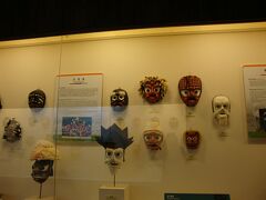 帰り道河回村に戻る途中に『河回世界仮面博物館』前で降ろしてもらいました。
韓国語ペラペラのご主人が私の代わりに運転手さんに伝えてくれました。
お二人とはここで別れました。
様々な仮面の展示がありました。