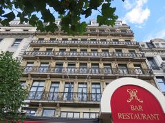 再びアール・ヌーヴォー探索に戻ります。
とりあえず両巨匠のブリュッセル中心部の作品は拝んだのでベル・エポックの雰囲気に浸れる豪華なお店といわれているホテルメトロポールの１階にある「カフェ・メトロポール」（CAFE METROPOLE）に寄ってみました。
http://www.metropolehotel.com/en/dining/cafe-metropole