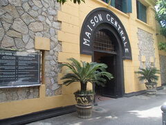 ナイトマーケットまで時間がありすぎたので、観光もはさんでみました。
「ホアロー収容所」
建物はこんなに素敵なのに、中では非人道的な歴史。
それも遠い昔の話じゃない・・・

それを言い出したら今だって悲劇はあちこちで起こっているけれど・・・