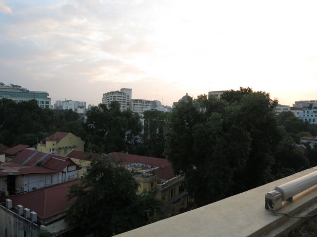 5階からの景色ちょっとオペラ座は見えず<br />鉢植えの上に皿に載った大量の吸い殻がある<br />バルコニーとはいえnon-smokingをとったのに気分悪<br />エグゼクティブフロアでもランクが下かな。もしかして下に書いた料金プランのせい？