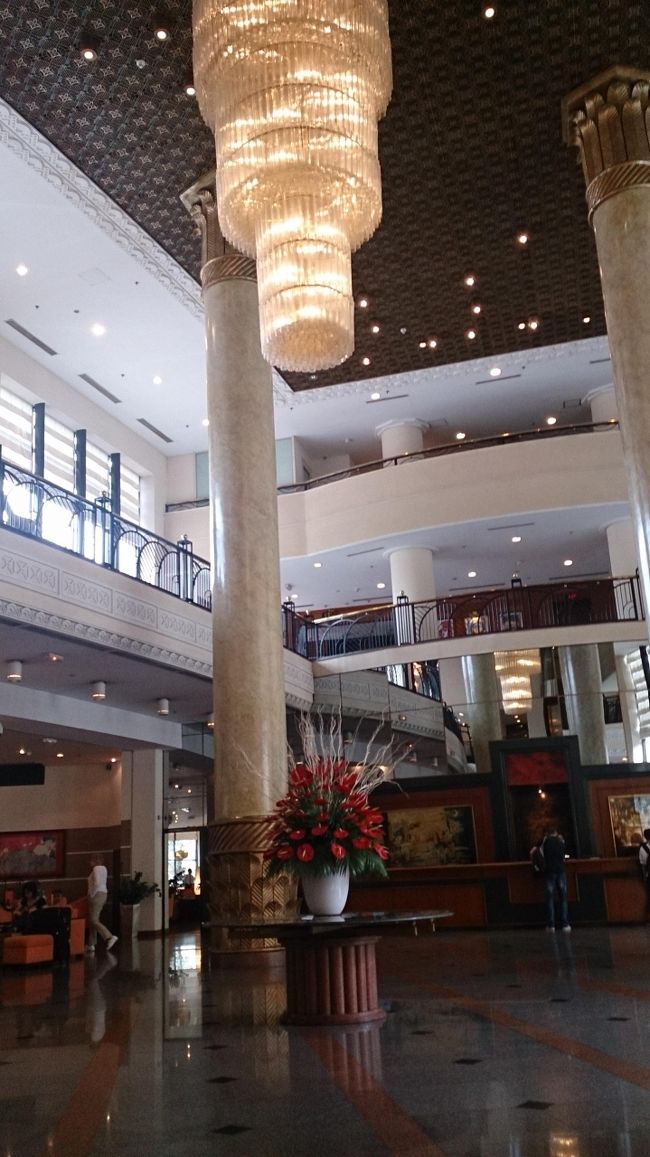 16:50　通常のタクシー乗り場とは逆側に降ろされた真ん前まで行かず<br />今日はヒルトンオペラホテル<br />あーほっとする。年を取ったのかなと思います。若い時はおととい以下のB&amp;Bは欧州で普通に泊まりましたから。中高年の多い団体ツアーでは下手なホテルにすると苦情が増えます。だから昔ほど安いツアーは出していないと思います。<br />滅多にない海外旅行でホテル節約するよりストレス貯めないことが優先ね<br />食べるものは何でもいいけどホテルだけはこだわりたい派