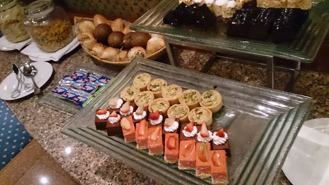 17:35　ラウンジに行ってみる<br />もう来ないと思ったのか何にも置いてなかった<br />ヤバイと思ったのかもう一回見に行ったらケーキが。<br /><br />