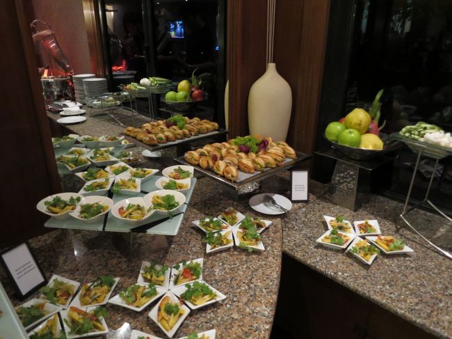 17:55　オードブルが出現しました。<br />日本人主婦2人がやって来て隣に座った。同じく5階らしい<br />それにしても日本人が多いホテルです。中韓団体がいなけりゃなんでもいいです<br />きれいさっぱり見ませんでした個人でさえも