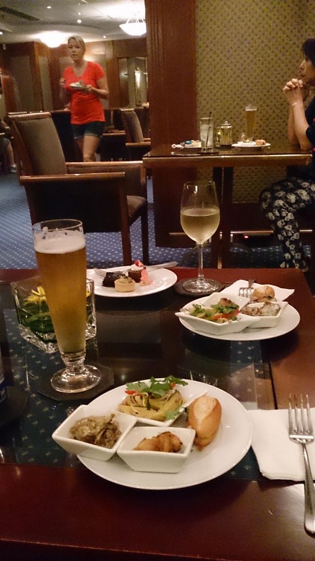 白ワインとビールをスタッフに頼んだ同行者、２つ飲むと思われず１つが私のだと思われて、私が白ワイン頼んだら分かってるわとか何故そんな誤解する。そして次に白ワインを頼んだら<br />%#'&#'&#？と返してきたらしい。聞き取れないから部屋番号言ったらワインの銘柄を聞いたらしくて。想定外の質問しないで！