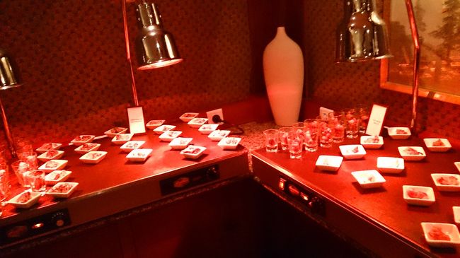 一口お肉、野菜スティック、飲茶、揚げ春巻きは一瞬で無くなった。<br />あと果物と。たらこフランスがおいしかった。種類はやはり少ないと思う。白ワインはソービニオンブラン、おいしい！赤もおいしかったそうだ。WIFIも強いしまったりするわ。ここで明日の空港送迎会社に部屋番号をメールする。着いたら教えてねと言われていた。