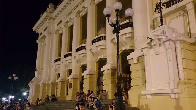 20:20、20時までたらふく飲んだ後外に出てみます<br />Googleではホテルの前から2番バスが出てるはずだけど見つかりません。<br />警備員さんに聞いたら以前はここに止まった、でも今は止まらないと<br />ずーっと北の方の地図を指してここに止まると教えてくれた。<br />疑り深い私たちはホテルのすぐ前を走る2番を発見、どこから来たのかと南の方に行ってみます。5分くらいの所にバス停を見つけました