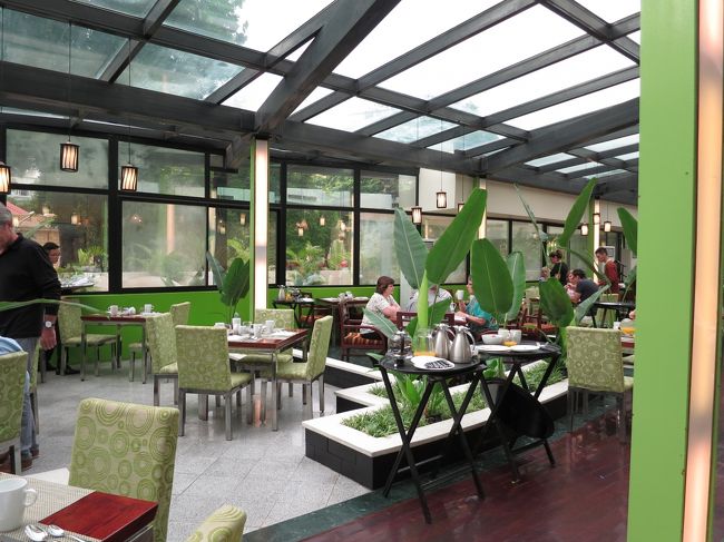 翌朝8:05 素敵な雰囲気のレストランへ<br />8時過ぎたらすいてると思ったらああそうだ、土曜日のせいか。<br />広いテーブルが開いてない