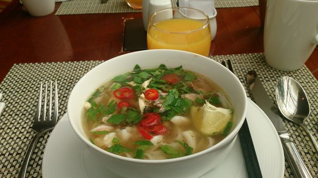 お目当てはフォー。好きなもの載せてもらって追加でパクチーをたっぷり。これはおいしい。<br />今までで最高。昨晩Pho Thinに行けなかったしそっちには勝てないだろうけどこれでいいや