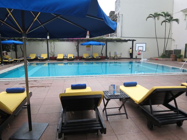 プールは思ったより大きい。簡素なお土産物屋とパン屋しかない<br />12時のチェックアウトまでグダグダする予定です<br />ハノイは見る所ないし深夜便だから