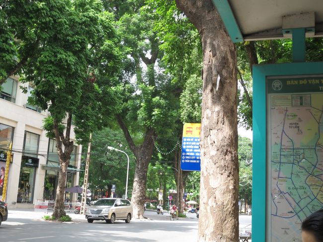 11:50　フロントからあなたたち一泊でしょう？チェックアウトしないの？と電話かかってきた。<br />「はいはい、すぐにそこへ行きますよ」「そう、分かったわ」ｶﾞﾁｬｯ<br />12:05　5分の所、昨日確認しておいた　ホテル前の通り沿いにある2番バスに乗り込みます。歩きながら2番バスが通っていったけど次がすぐ来ました。行き先は文廟・国立大学