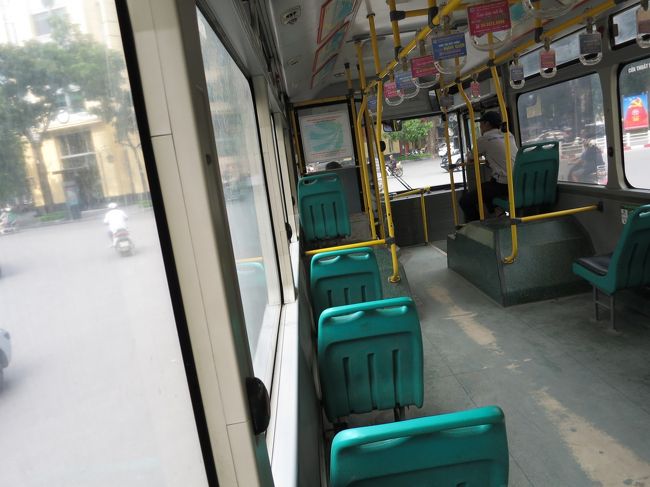 乗るときに地図見せて一人7.000ドン(50円　注：ここで書いた円レートは普通より高いと思います　1円150ﾄﾞﾝで両替）払う。ストリートビューとバス経路見てきたら聞くまでもなかった。教えてもらう前に出口に立ってたら笑われた