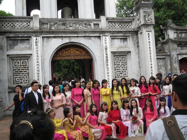 文廟　30,000ドン　<br />いるいるわんさか身元不明なお姉さんたち何してるんだろう<br />高校生でもないよね20代だろ目に付くのは詰め物すごい胸パット、、、