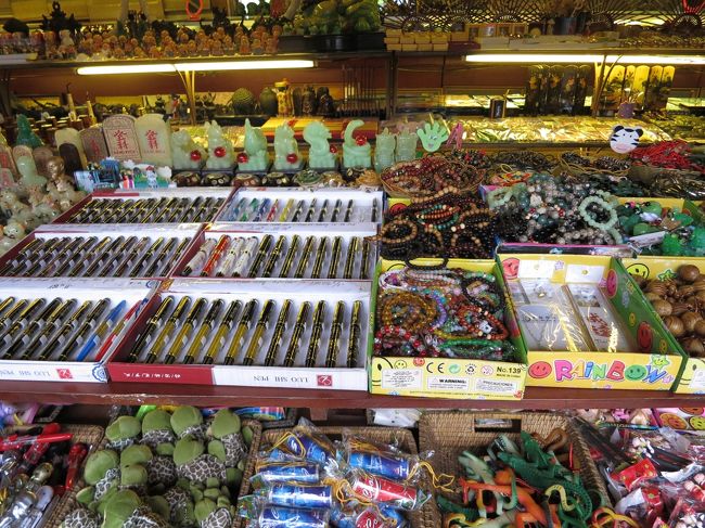 ここでは何も買わなかったと思う。浅草とかと同じ？それとも高尾山？<br />誰が買うんだろう