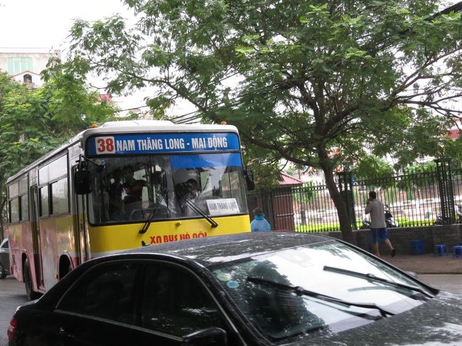 12:57　10分以内で来ましたよ、次はベトナム民族学博物館に行きます<br />チケット売りが怖面で一瞬ひるむ<br />どういうわけか車内の若い女子らに怒鳴るような口調で話し続けたあとバラバラに乗ってたはずの女子らが同じバス停で降りて行った。地元民はバスカードを見せていた