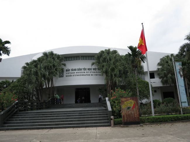 13:15　到着です　<br />怖面のチケット販売員さん、私ににっこりと微笑みかけて降りなさい、とジェスチャー。<br />行き先伝えてたけど分かりやすい経路なので聞くまでもなかった。<br />ロッテセンター通って川渡って大きな交差点右45度曲がったらで分かると思う<br />ベトナム民族学博物館　40,000ドン