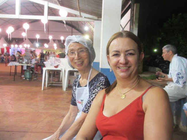 校長先生は大阪生まれ<br />４歳の時に空襲が激しくなって神戸に逃げるも<br />神戸でも激しい空襲にて、広島に逃げ<br />その広島で原爆に遭い、途方に暮れて逃げ場所を探し<br />そうこうしているうちに長崎にも原爆投下で追い詰められ<br />最終的に唯一残った北海道の親戚を頼りに移住した３日後に敗戦<br />北海道に居ても冬場の過ごし方が分からずでは迷惑を掛けるということで<br /><br />どうせ死ぬなら新天地で思い切り羽ばたいてからにしようという家族と共に<br />敗戦後暫く経ってからドウラードスに入植し現在に至っているそうです<br />この街に来て６０年、本当に最高の街で幸福に暮らして来れました<br />そう仰る校長先生<br /><br />ドウラードスには日本人会に加入する日本人・日系人が２００家族ほど<br />加入しない日系人も２００家族ほど、合計１５００〜２０００人<br />たったこれだけの日本人・日系人なのに、街を挙げての日本人歓迎<br />今まで物凄く沢山の街を旅行して来たけど、こんな街は初めて<br /><br />日本をここまで快く受け入れて、日本を中心に街が動いている<br />日本人に対する尊敬が半端なく、この日本祭りでも<br />誰がボランティアを募集した訳でも無く<br />ブラジル人たちが率先してボランティアに来てくれるんだそうです<br /><br />日本人会のイベントは、カラオケ大会、運動会、盆踊り、ゲートボール<br />色んな催しが在る中で最大のが、日本祭りで町中の人が来てくれる<br />本当に有難いブラジル人たち<br /><br />こんな素敵な街を作り上げた校長先生たち日本人移民一世の皆様に感謝<br />本当に心から好きになったドウラードスの街<br /><br />お忙しい最中に僕なんかの為に時間を割いて頂けて嬉しかったです<br /><br /><br />新移民の自分が、後に続く方々の為に頑張ろうという気持ちが湧きました<br />こんな素晴らしい日本人社会を存続させたいし、他州でも出来ないか？<br />沢山の課題を頂いた感じがした<br /><br />