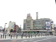 高岡駅の駅前。これ、駅裏じゃありません。
広い駐輪場とタイムスリップしたかのようなビル！
昭和の香りがたまりません〜
あーこの建物残ってほしい！