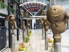 雨も降ってきたし、次の目的地のドラえもんの空き地は駅から離れているようなので、ここからはレンタカーで高岡市内を観光して富山市内に向かうことにしました。

高岡駅に戻ってきたら、駅前にドラえもんの銅像が！
スネ夫のポーズが謎。
ここが「ドラえもんの散歩道」だったようです。