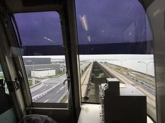 JALのメンテナンスセンターがある東京モノレール新整備場駅には普通電車しか止まりません。相変わらず最前列に乗車して前方の景色を楽しむ小学生兄弟。