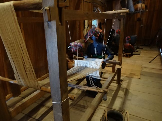 カンボジアの地雷展示もそうだけど人形が何とかならんのか<br />怖いわ。機織り