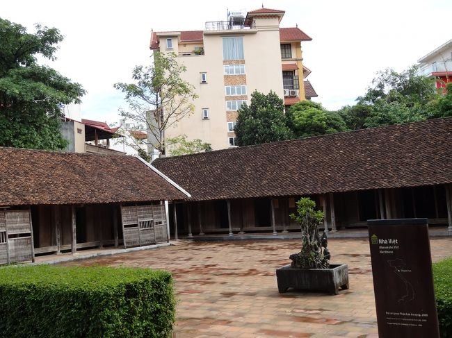 外に出ると住居が展示してあります<br />かなりの確率で室内に入ることができます<br />入っている人がいたので靴を脱いで入ってみます