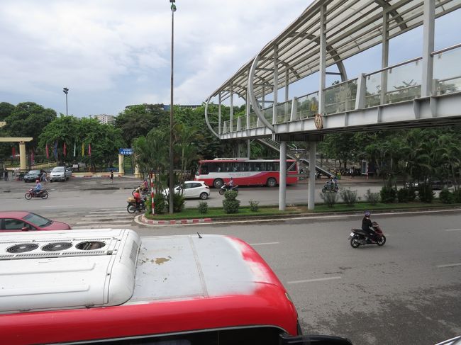 欧米人で一杯のカフェでベトナムコーヒー25000ドン（150円）を堪能しお土産物屋で毛糸で編んだ動物のキーホルダー（各200円弱）を３つ購入。トイレに入って終了。こういう昔の民家とかって<br />千葉県で見た気がする。それより前に学校の野外学習とかで、、既視感。<br />帰りはこの歩道橋渡って反対側のバス停