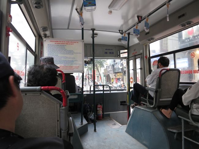 歩道橋降りてすぐ前（北側）に38番<br />乗ってきた路線で旧市街方面に帰ります<br />どこで降りるのかもう聞きませんでした。ストリートビューだけで分かる。右に45度曲がり線路超えた駅の近く　7000ドン