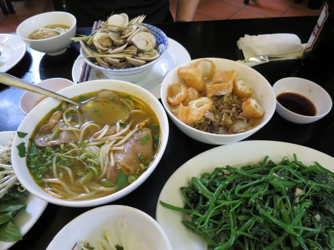 おふの入ったおかゆ、Beef noodle soup with pig leg in Hue style、ハマグリの酒蒸し、空芯菜が無かったので菜の花炒め、この菜っ葉おいしすぎる<br />おかゆはしょっぱかったけどどれもおいしい！<br />なんて大正解なの。変な時間なのに欧米人、中国人、地元民、観光客でいっぱい　<br />全部で299000ドン、2000円