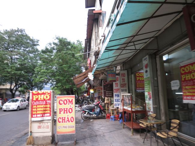 16:45　昼食を終えた時点で予定より1時間位早い。さっきの店でトイレに行かなくていいのかな、と思いながら同行者に聞かなかった。<br />教会に向かうも雨が降って来てミサは17:30からだし開いてないしで写真も撮り損ねスーパーIntimexへ向かう。折り畳み傘が邪魔でスーパーの写真も撮り損ねる。やっぱりさっき入らなかったからトイレに行きたがる同行者。