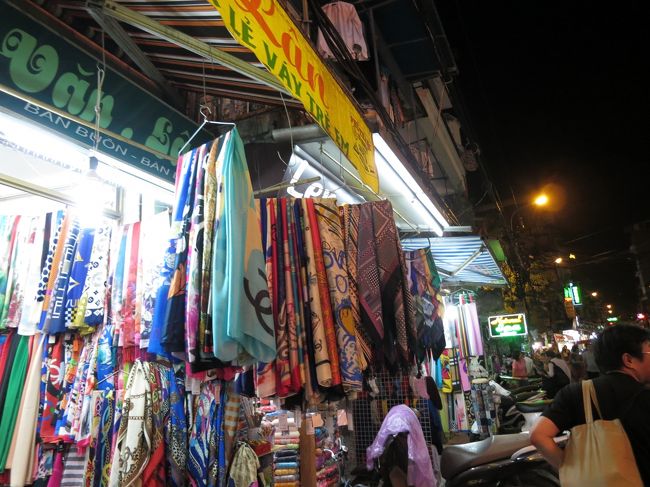 Intimexで荷物を預ける情報、ネットで見なかったら混乱しただろうありがとうみなさま。はすに掛けた小型のバッグは店内持参OKでした。<br />一番下に出しますがここでは主に袋入りラーメン、カップラーメン、ばらまき用ナッツ小袋を購入。ハロン湾のチョコ、ベトナムを象徴するお土産なんかもあった。ハロン湾の途中の休憩所で買うより安くて良い。この後卵コーヒーのカフェPho Co探すも見つからず。すごい交通量の所を数往復するも見つからず。朝鮮デパート？チマチョゴリが群がってるデパートの所でハイランズコーヒーに入りベトナムコーヒー。150円。居心地が良いので疲れたし19:00までWifi。間の写真が全滅なので夜店でゴメン