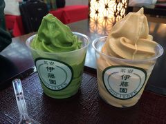 おやつを食べましょう。抹茶ソフトとほうじ茶ソフトです。国際線ターミナル3階のど真ん中にある伊藤園はセルフサービスで甘味が楽しめます。お店の中に椅子と机がありますが外にも腰掛けるところがたくさんあるので座ってゆっくりできるのはいいですね。
しかし空港ってだけでテンションがあがるのはなぜなのでしょう。


本日のpedometerは11074歩でした。ありがとうございました。