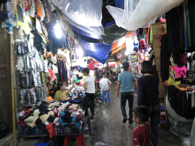 買いたいものは皆無だけど何しろ歩行者天国ですから<br />それでもバイクがしばしばクラクション押しながら突っ込んでくる<br />